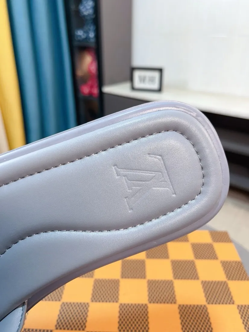 Men's shoes 💰340🌹🌹 (lv-Louis Vuitton) New men's slippers, high-end boutique, exquisite embossed logo decoration on the upper, fine workmanship, super soft soles, casual, loose and comfortable, a must-have in summer! \nsize：38-44